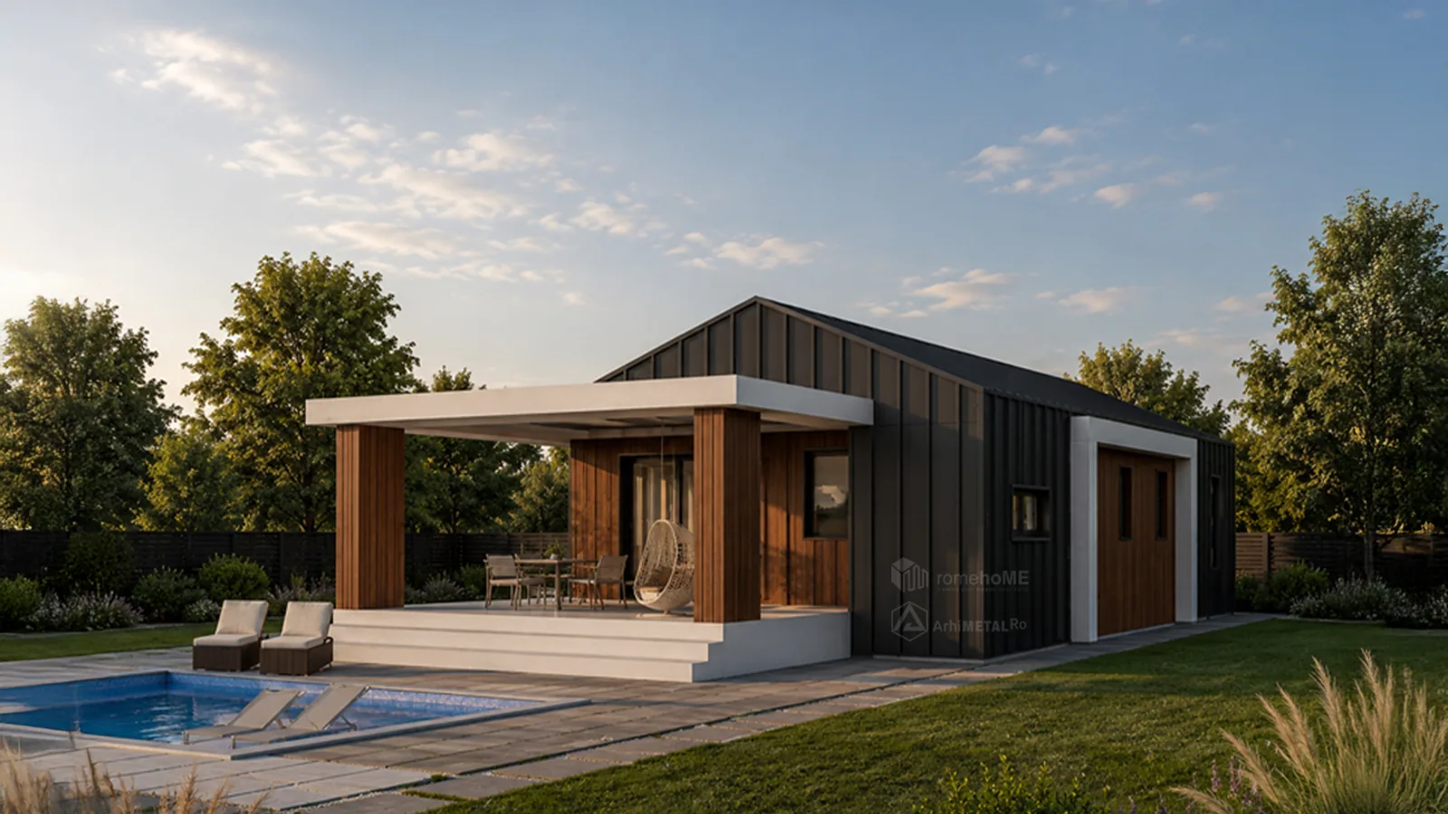 Casa Viviana dinspre piscină, cu terasa acoperită și mobilierul de exterior
