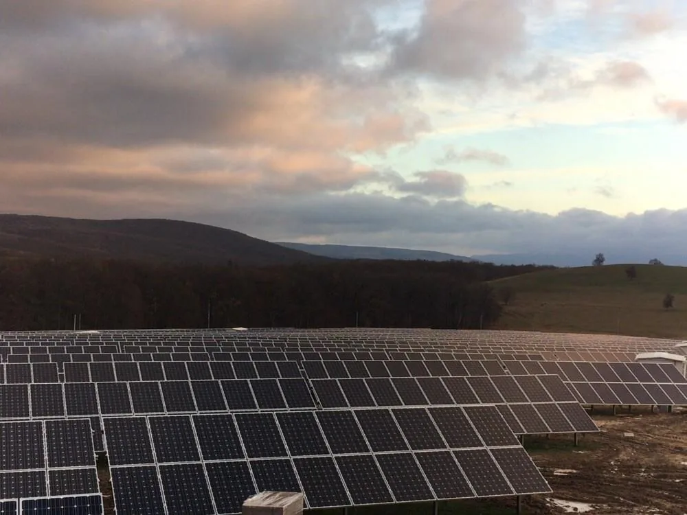 Parc fotovoltaic văzut din dronă la asfințit
