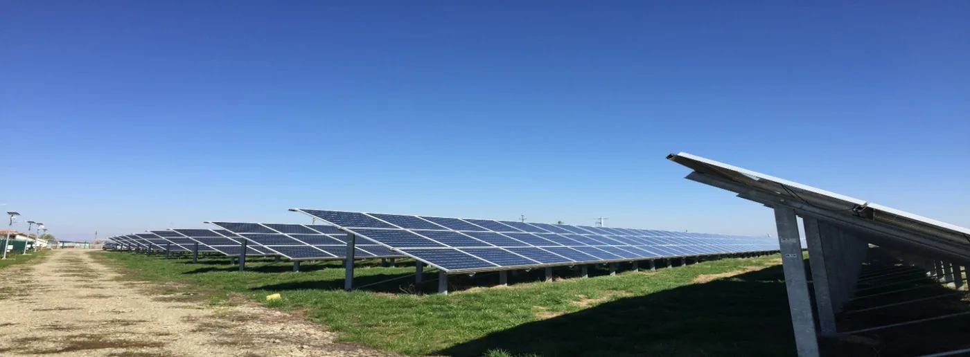 Parc fotovoltaic la sol, cu mesele de panouri aliniate pe teren plan