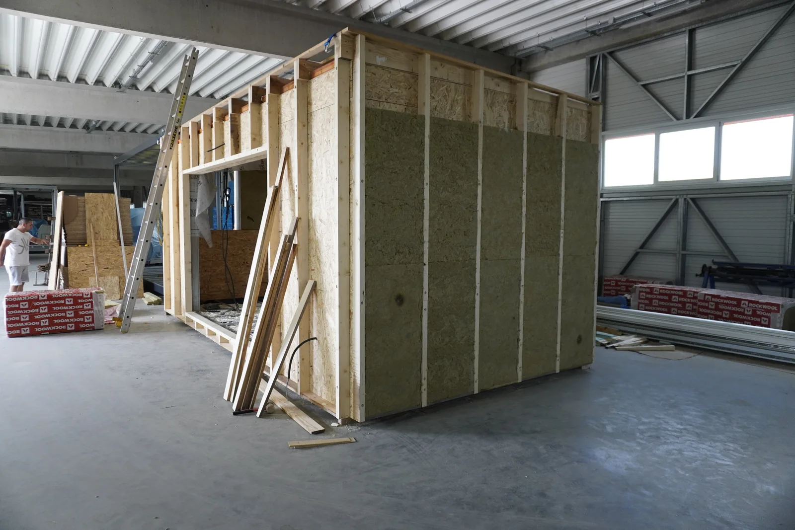 Modul de perete în construcție în hală, cu structura și termoizolația la vedere