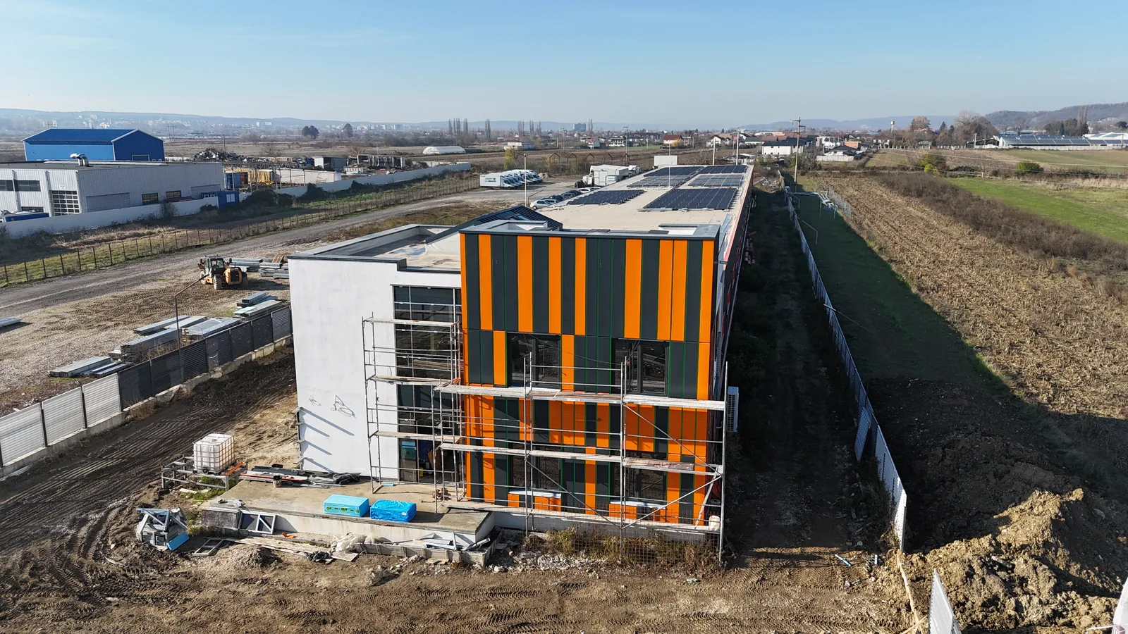 Sediul BuildOne, clădire de birouri pe trei niveluri, cu lamele verticale portocalii