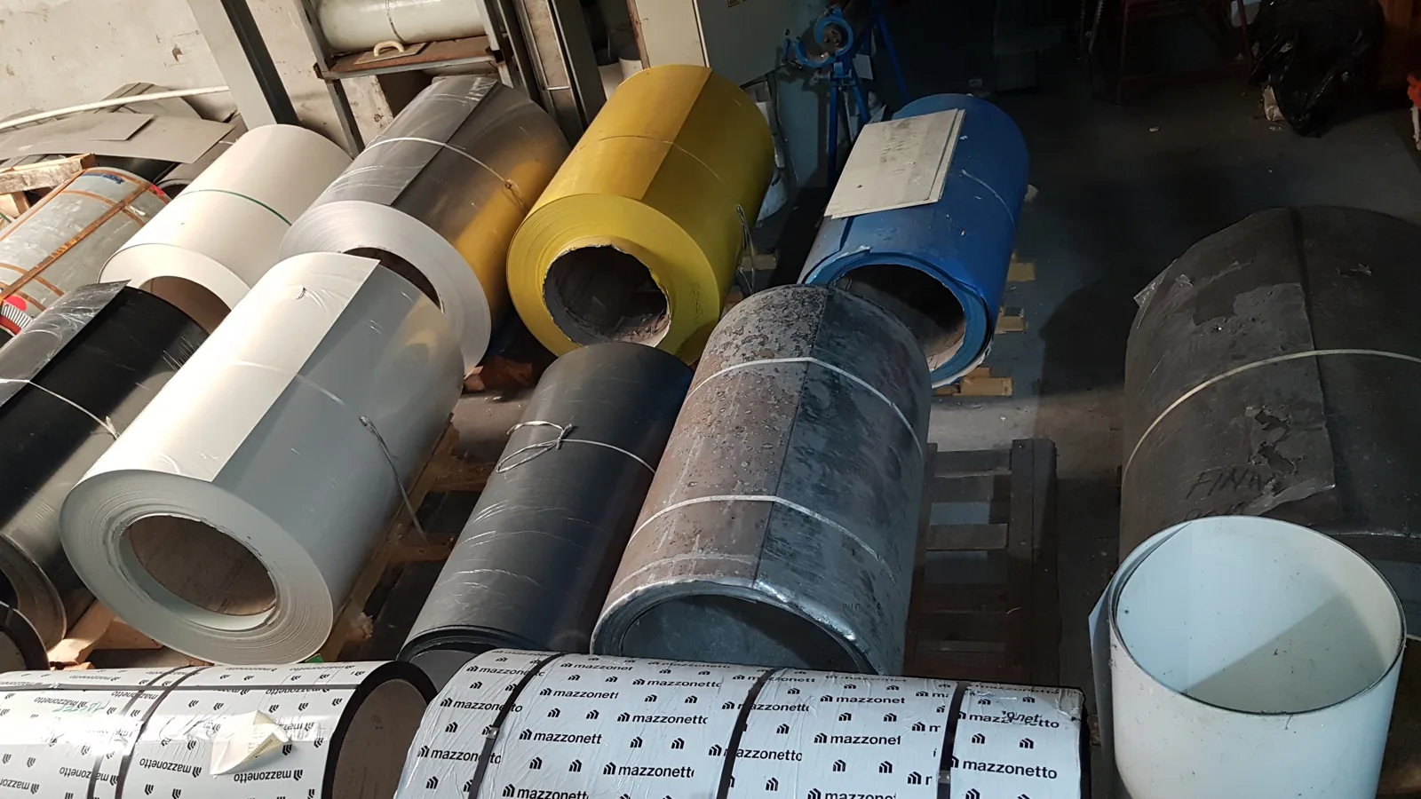 Rulouri de tablă zincată colorată, în depozitul fabricii