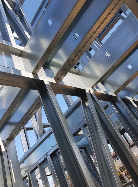 Îmbinări de profile metalice văzute din interiorul structurii