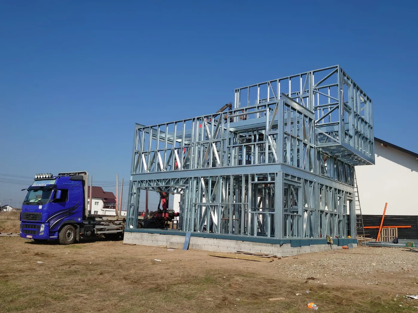 Structură metalică de casă cu etaj, montată complet