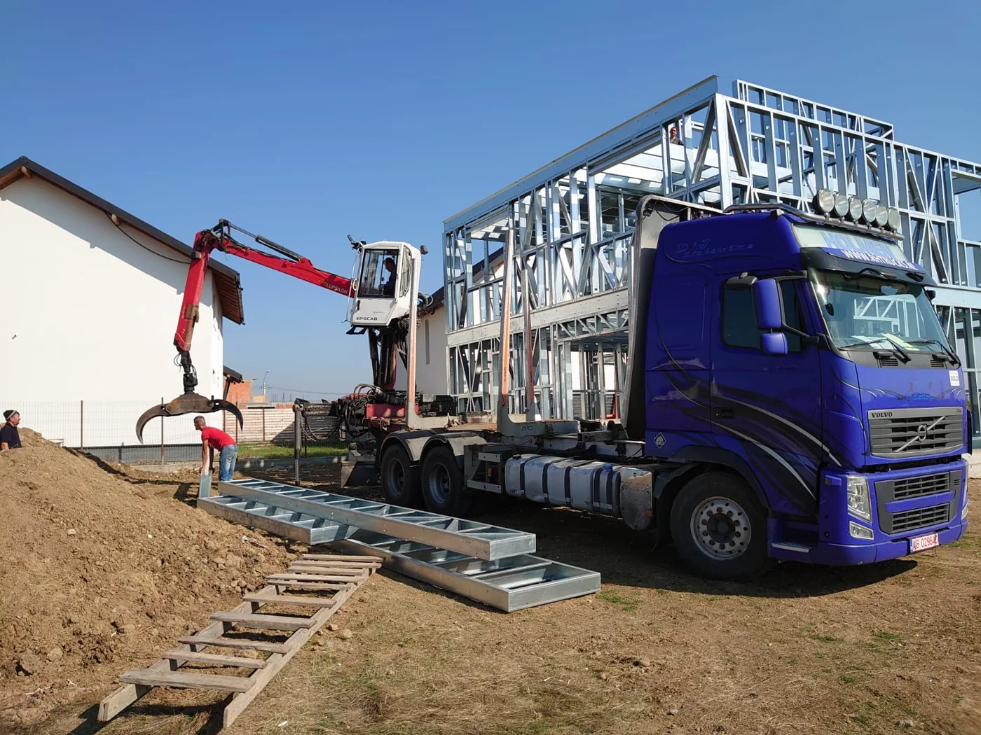 Descărcarea profilelor metalice de pe camion, cu macaraua
