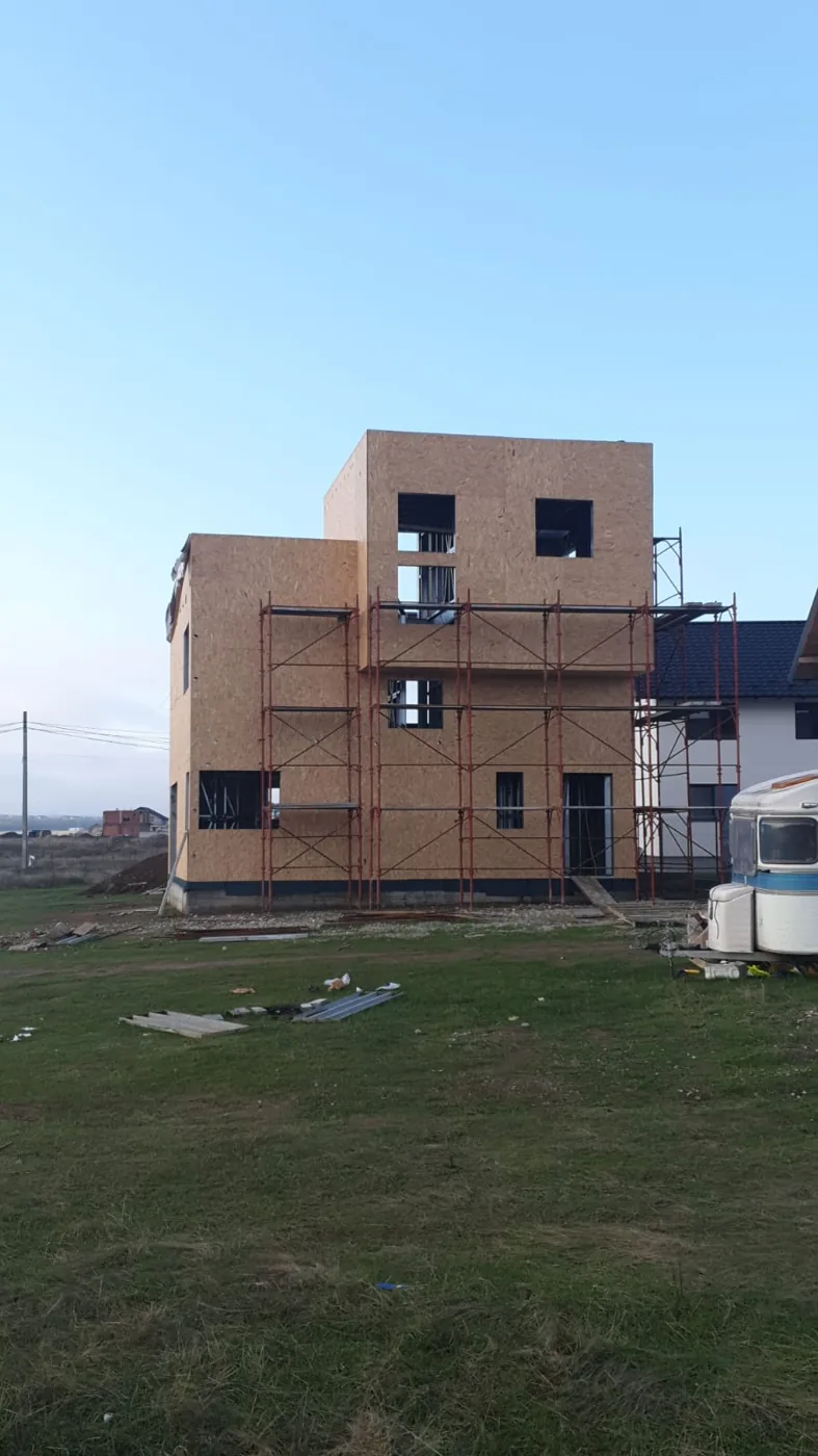 Casă pe structură metalică, închisă cu OSB