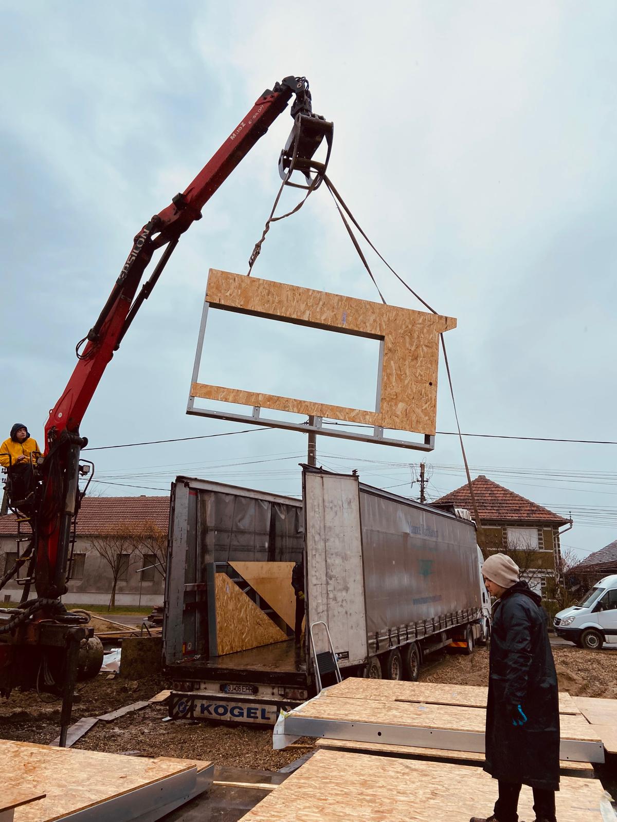 fațadă casă pe structură metalică în construcție – structură vizibilă