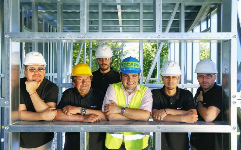 platformă de locuire modulară RomeHome – echipă de specialiști lucrând la structură metalică ușoară pentru casă eficientă energetic