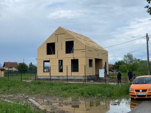 Structură metalică ușoară LSF utilizată în construirea unei case în Europa pentru românii din diaspora, sistem prefabricat cu montaj rapid