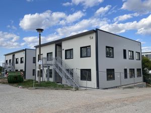 Cât consumă o casă pe structură metalică în funcție de izolație și sisteme energetice