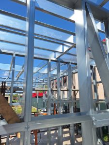 Casă eficientă energetic 2026 construită cu structură metalică LSF și sisteme moderne