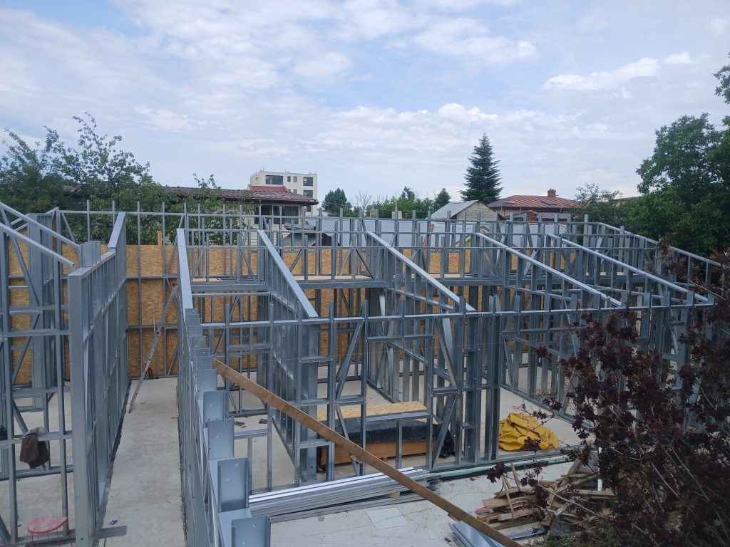 Casă inteligentă echipată cu sisteme de automatizare, eficiență energetică și control digital