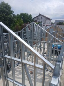 Cost construcție casă 2026 analizat pentru o locuință modernă cu structură metalică LSF