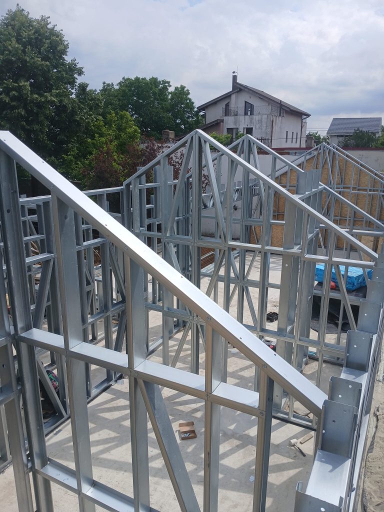 Cost construcție casă 2026 analizat pentru o locuință modernă cu structură metalică LSF