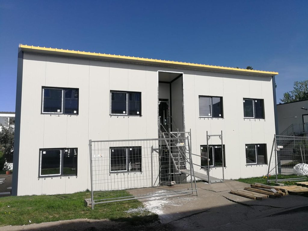 Casă eficientă energetic cu panouri fotovoltaice și design modern