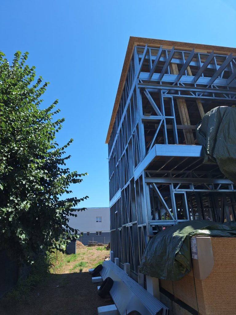 Casă pe structură metalică proiectată pentru comportament seismic și siguranță structurală ridicată