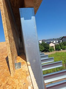 Casă pe structură metalică modernă construită folosind tehnologia LSF pentru eficiență energetică și execuție rapidă