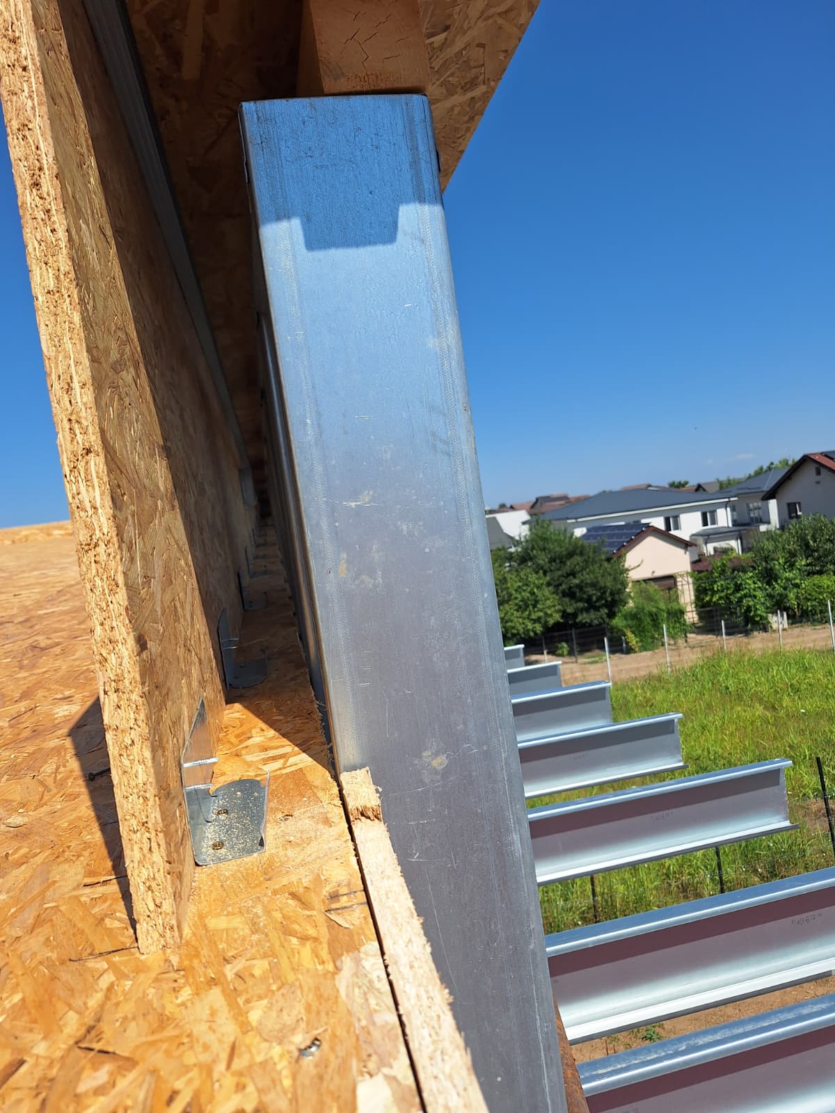 Casă pe structură metalică modernă construită folosind tehnologia LSF pentru eficiență energetică și execuție rapidă