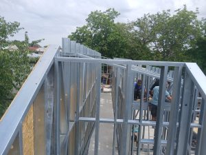 Casă pe structură metalică construită cu sistem LSF modern și eficient energetic