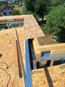 Casă pe structură metalică proiectată pentru siguranță la incendiu și rezistență structurală ridicată