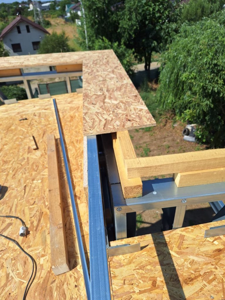 Casă pe structură metalică proiectată pentru siguranță la incendiu și rezistență structurală ridicată