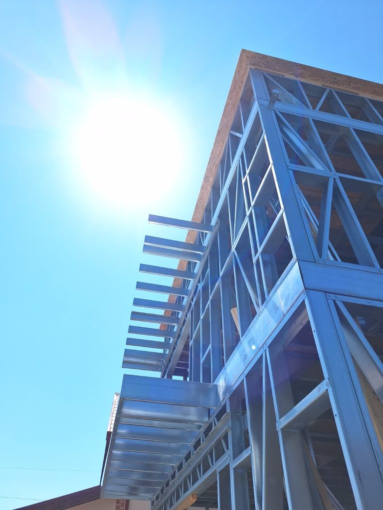 Casă pe structură metalică proiectată pentru durabilitate și utilizare pe termen lung