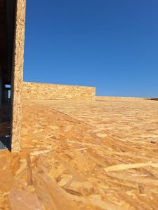 Izolație performantă pentru o casă pe structură metalică construită în sistem LSF