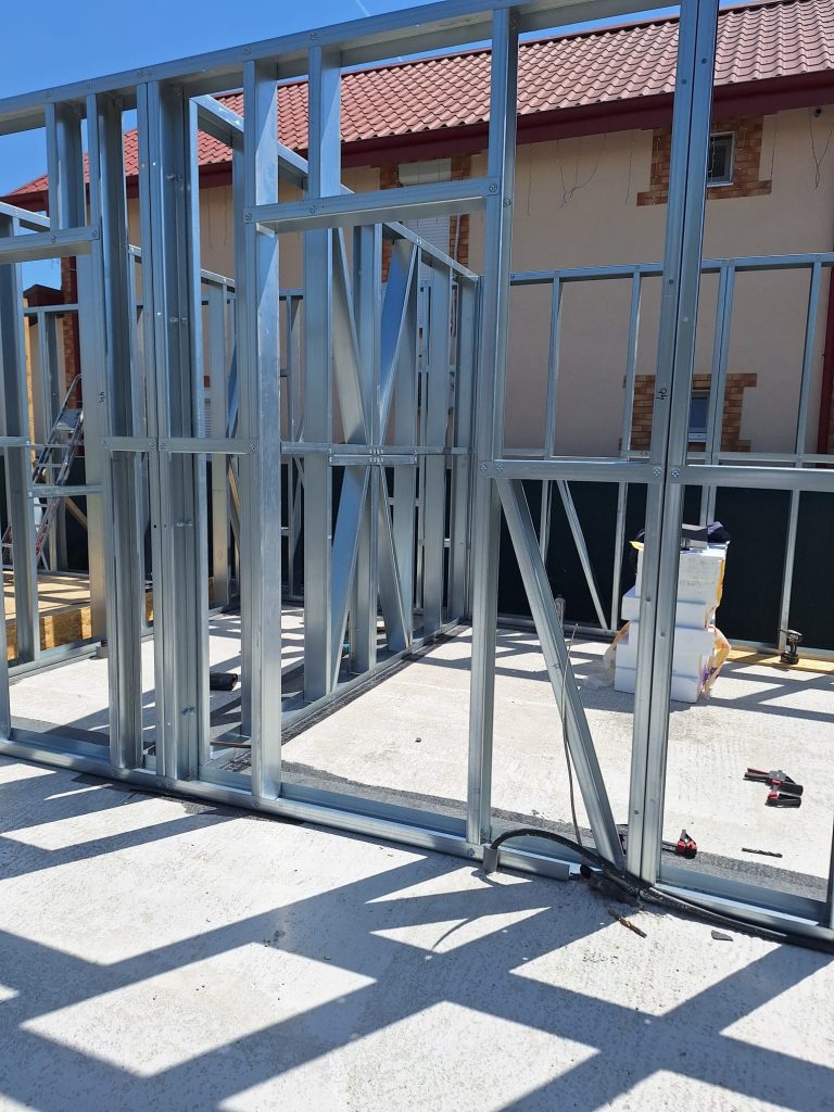 Casă pe structură metalică LSF comparată cu o construcție tradițională