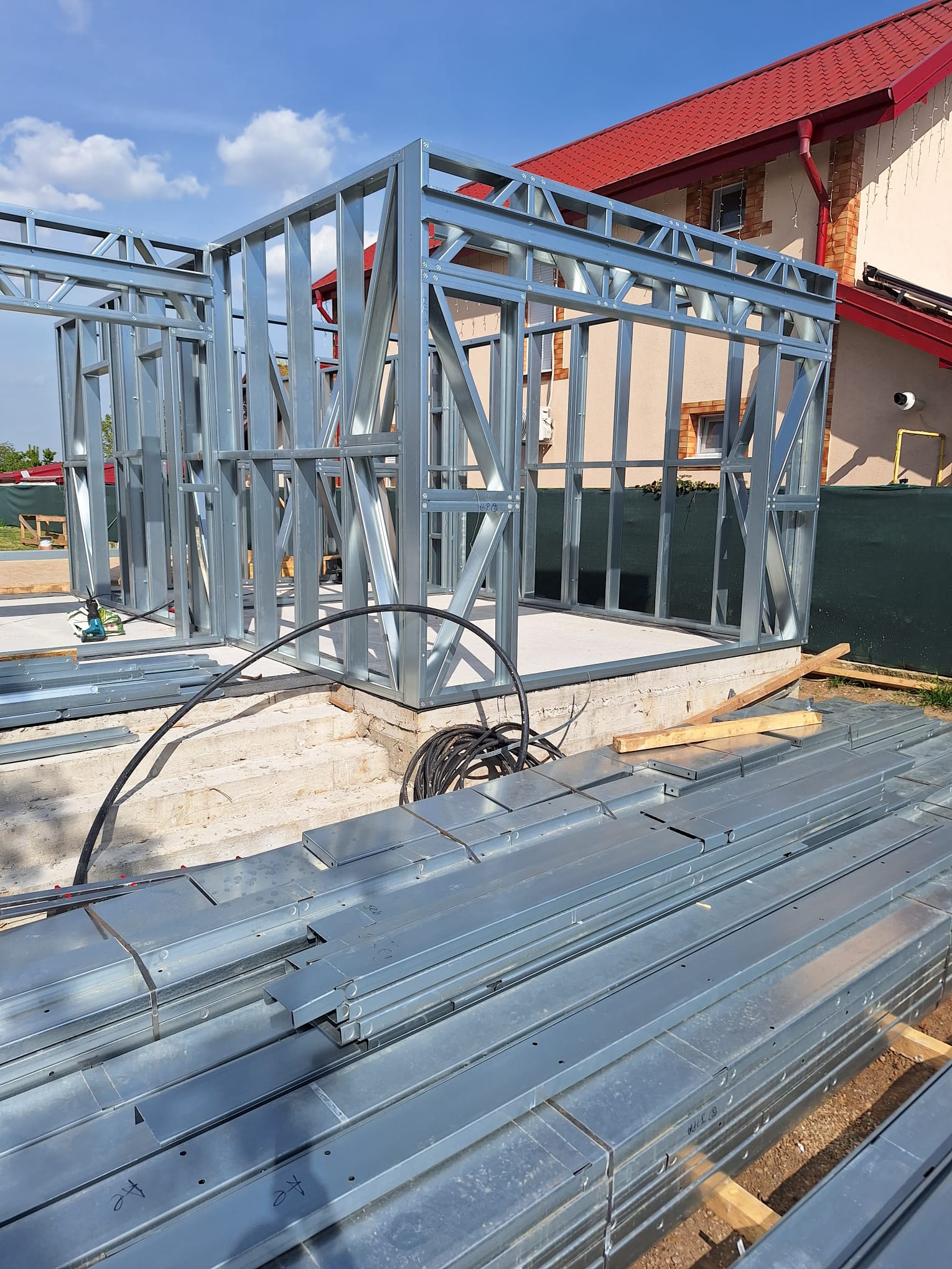 Proiect Build & Own pentru o casă pe structură metalică, de la teren gol până la finalizarea unei locuințe moderne și eficiente energetic.