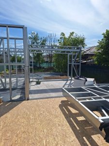Proprietar sau investitor care analizează valoarea unei case pe structură metalică