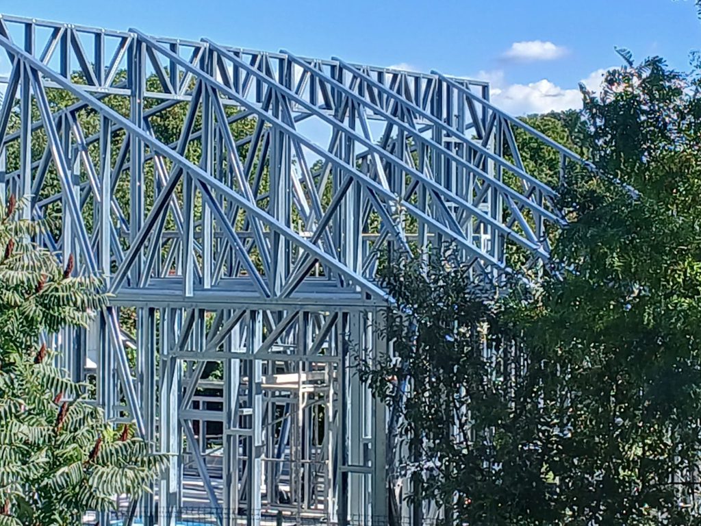 orientarea casei pentru eficiență energetică și casă pe structură metalică LSF